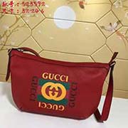 小號(hào) gucci古奇 GUCCI2018流行圓底包獨(dú)特的設(shè)計(jì)風(fēng)格 并將街頭元素與之結(jié)合以帶有紋路的柔軟皮革制作 包身飾有G標(biāo)識(shí) 這是一種從80年代復(fù)古印花取材的復(fù)古圖案可調(diào)節(jié)皮革背帶 型號(hào)：52359