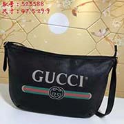 大號 gucci古奇 GUCCI2018流行圓底包獨特的設(shè)計風格 并將街頭元素與之結(jié)合以帶有紋路的柔軟皮革制作 包身飾有G標識 這是一種從80年代復古印花取材的復古圖案可調(diào)節(jié)皮革背帶 型號：52358