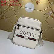 gucci古奇 GUCCI新款 男士全牛皮復古標識印花挎包. 靈感源自八十年代的復古印花 將Gucci標識引領至時尚前沿復古風格圖案在中號文件袋正面精彩呈現 以柔軟的織紋皮革精心打造型號: 52359