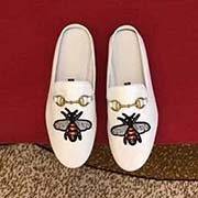 。。羊里古奇系列產(chǎn)品 眾多明星至愛(ài) 采用高等進(jìn)頭層牛皮 羊里 簡(jiǎn)約大氣而不失雅致 精良詮釋鞋履新靈感 經(jīng)典與時(shí)尚融為一體 奢華迷夢(mèng) 駕凌時(shí)尚高等品質(zhì) 值得信賴(lài) 38-45碼