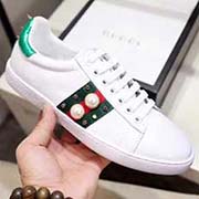 官網 情侶款 高等版本。古奇珍珠鉚釘經典高等版。此款為小白鞋經典款。全套包裝請各位老板看清楚我家鞋子的走線。肯定高等『 Gucci 』古奇 Ace Sneakers小白鞋 再次顛覆了傳統(tǒng)小白鞋的設計