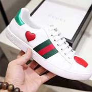 情侶款 高等版本。古奇愛心經典高等版。此款為小白鞋經典款。全套包裝請各位老板看清楚我家鞋子的走線。肯定高等『 Gucci 』古奇 Ace Sneakers小白鞋 再次顛覆了傳統小白鞋的設計 N多明星有