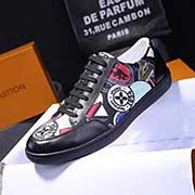 P高等商品 新款LV --男鞋系列--碼數38-44 以Vivienne為主打的獨家限定系列 同樣也是將高街感與老牌時裝文化結合得恰到好處 鞋跟處配有Monogram拉襻 印有Louis Vuitto