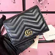  GG marmont 小卡包 采用絎縫進口小牛皮打造 配以人形紋設計 背面配以GG標志 復古金色金屬配件尺寸w11xh9x3cm型號：466492 顏色：克全皮