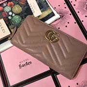  GG marmont 全拉鏈 采用絎縫進口小牛皮打造 配以人形紋設計 背面配以GG標志 復古金色金屬配件尺寸w19.5xh10x2.5cm型號：443123 顏色：裸粉全皮