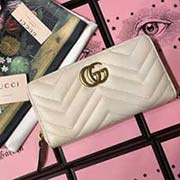  GG marmont 全拉鏈 采用絎縫進口小牛皮打造 配以人形紋設計 背面配以GG標志 復古金色金屬配件尺寸w19.5xh10x2.5cm型號：443123 顏色：米白全皮