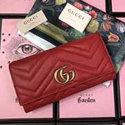  GG marmont 翻蓋款 采用絎縫進口小牛皮打造 配以人形紋設(shè)計 背面配以GG標志 復(fù)古金色金屬配件尺寸w19.5xh10x2.5cm型號：443436 顏色：紅全皮