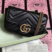 GG marmont 系列新款mini包 凸造型神器 可愛(ài)的設(shè)計(jì)更多了實(shí)用性 能輕松容納plus手機(jī) 口紅 小卡包… 進(jìn)口小牛皮手感柔軟 型號(hào)：476433 顏色：克皮 尺寸：16.5*10.2*5