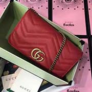 GUCCI 專柜同步 原單品質 GG Marmont迷你鏈條在手貨上精彩呈現 采用絎縫真皮 配以人形花紋設計和心形圖案 美美 型號：488426 顏色:大紅全皮 尺寸：18*10.5*4.5cm