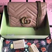  GG marmont 鏈條小包 采用絎縫進口小牛皮打造 配以人形紋設(shè)計 背面配以GG標(biāo)志 復(fù)古金色金屬配件可單肩斜挎手拿 尺寸w21xh14x4cm型號：474575 顏色：裸粉全皮