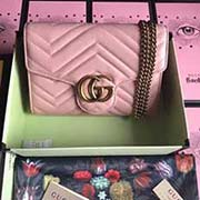  GG marmont 鏈條小包 采用絎縫進口小牛皮打造 配以人形紋設計 背面配以GG標志 復古金色金屬配件可單肩斜挎手拿 尺寸w21xh14x4cm型號：474575 顏色：淺粉全皮