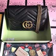  GG marmont 鏈條小包 采用絎縫進口小牛皮打造 配以人形紋設(shè)計 背面配以GG標志 復古金色金屬配件可單肩斜挎手拿 尺寸w21xh14x4cm型號：474575 顏色：克全皮