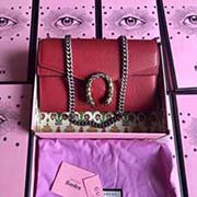 GUCCI高等原單一個結構性超小型包 虎頭扣裝飾與晶瑩剔透施洛華國際奇水晶裝飾可拆掉鏈子當小手包或錢包使用 鑰匙圈的細節可以用來將這個袋子固定在大包上或者當腰包型號: 476430 顏色：大紅雙色皮