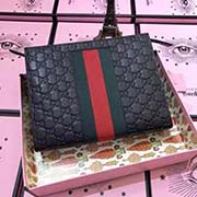 GUCCI爆款男士大氣手拿包 采用進口頭層牛皮 標志性GG織帶超大容量 攜帶方便 男士畢備 原單品質．做工精細．實物拍攝 型號：475316 顏色：克壓花皮 尺寸：26*20*6cm