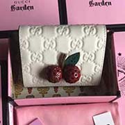 GG Garden紀念品 ～盛夏 『櫻桃』系列新款！Gucci Signature皮革 一個三維的櫻桃配件 鑲嵌晶體矗立GG標志 櫻桃飾品鑲嵌晶體 獨家定制真品五金對版櫻桃現貨實拍細節采用意大利進口牛