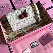 GG 日本限定版米白櫻桃小包 Gucci Signature皮革 古色古香的金色硬件 櫻桃飾品鑲嵌晶體 鏈?zhǔn)郊鐜?超細(xì)纖維內(nèi)襯 獨(dú)家定制真品五金對(duì)版櫻桃 銅制鏈條鑰匙扣現(xiàn)貨實(shí)拍細(xì)節(jié)能放下4.7手機(jī)