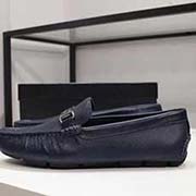  普拉達 PRADA 專柜新款豆豆鞋 高等原版復刻 做工精致嚴謹 細節無可挑剔 原廠進口十字紋牛皮 超耐磨防滑橡膠大底 頭層豬皮內里 高等高等貨 質量無與倫比。38-44碼 黑蘭兩色