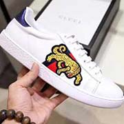 。高等版本 全套包裝 古奇小白鞋官網新款。畢備 情侶款老虎虎虎生威。2018新春古奇新款 經典的古奇紅藍織帶 鞋側醒目的老虎標 新年喜慶必不可少 全牛皮鞋面搭配純羊皮內里 后跟復刻官網紅色 深蘭后跟