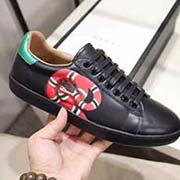 。官網。情侶款 全套包裝 黑色大蛇高等版 此款為小白鞋黑色高等版。請各位老板看清楚我家鞋子的走線。肯定高等『 Gucci 』古奇 Ace Sneakers小白鞋 再次顛覆了傳統小白鞋的設計 N多明星有