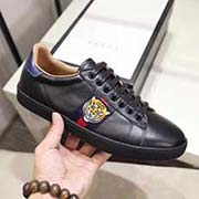 。官網(wǎng)。情侶款 全套包裝 黑色虎頭高等版 此款為小白鞋黑色高等版。請(qǐng)各位老板看清楚我家鞋子的走線。肯定高等『 Gucci 』古奇 Ace Sneakers小白鞋 再次顛覆了傳統(tǒng)小白鞋的設(shè)計(jì) N多明星有