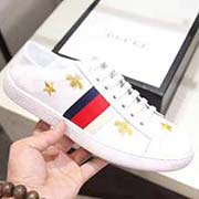 。古奇小白鞋情侶高等版。此款為古奇電繡小白鞋。全套包裝 請各位老板看清楚我家鞋子的走線。肯定高等『 Gucci 』古奇 Ace Sneakers小白鞋 再次顛覆了傳統(tǒng)小白鞋的設(shè)計 N多明星有演繹過 瞬