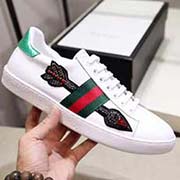 . 全套包裝 高等版本。100％實物拍攝GUCCI 古奇情侶款 休閑鞋 版型簡潔大氣 潮男潮女專屬定制 鞋面愛神丘比特之箭 里外全皮制作. 頭層牛皮 羊皮內里搭配官網指定橡膠休閑大底組合配搭超精細做工