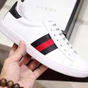 。白色高等基礎(chǔ)版。此款為小白鞋白色基礎(chǔ)版。全套包裝請(qǐng)各位老板看清楚我家鞋子的走線。肯定高等『 Gucci 』古奇 Ace Sneakers小白鞋 再次顛覆了傳統(tǒng)小白鞋的設(shè)計(jì) N多明星有演繹過(guò) 瞬間喚起