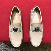 范思哲高品質男鞋 專業代工生產 原版開模 好質量看得見 市面好品豆豆鞋 材質:進口高等頭層牛皮＋羊皮內里+優質防水防滑耐磨大底. 特點:時尚潮流 舒適百搭 真正的純手工制作 打造適合你的精良鞋履