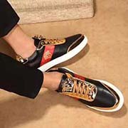 羊皮內里范思 奢華品質 經典美人頭 設計師在每一期都專業(yè)打造出范思哲美人頭每一款休閑鞋風格不一。此期設計鞋面采用頭層亮皮盡顯奢華尊貴 頭層羊皮內里舒適透氣 上腳高等次 特殊大底土豪打造出來的 奢華的舒