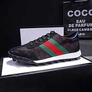 實拍圖。GUCCI古奇官網男士休閑鞋同步款 鞋面選用進口全小牛皮加壓紋 潮流織帶圖案。新元素 古奇官網新圖標 彰顯不俗的氣息 設計簡約套腳款型 超級百搭 內里頭層羊里。古弛原版橡膠底 黑色 藍色/