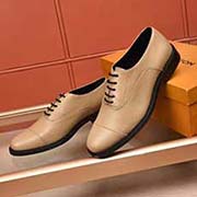  羊里LV·路易威登 2018年主推 貨： 官網直營店有售！ 此款充分展現設計師的神作！ 歐一洲專柜同步 男士高等西裝鞋高等大氣很流行的樂福男人味風格材質特點： 鞋面采用 純意大利進口頭層小牛皮 內里