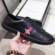 。古奇小白鞋情侶高等版。此款為古奇小白鞋經典春夏款。全套包裝 請各位老板看清楚我家鞋子的走線。肯定高等『 Gucci 』古奇 Ace Sneakers小白鞋 再次顛覆了傳統小白鞋的設計 N多明星有演繹