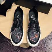 Gucci古奇 男士新小白鞋系列休閑便鞋！官網(wǎng)1：1打造。鞋面采用進(jìn)口優(yōu)質(zhì)牛皮搭配布料 內(nèi)里采用優(yōu)質(zhì)水紋羊里柔軟舒適。挑剔的選料精致的做工給您好的享受。碼數(shù)：38-44碼。