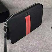 PRADA男士手包 專柜新款式 官網(wǎng)同步 2VF056 黑色紅色彩帶鱷魚皮 意大利高等原單十字紋牛皮質(zhì)感極好 內(nèi)里進(jìn)口專用布配納帕牛皮 原廠進(jìn)口槍色字嘜 白鋼五金配件 彩帶鱷魚皮更顯高等