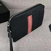 PRADA男士手包 專柜新款式 官網(wǎng)同步 2VF056 黑色紅灰彩帶鱷魚皮 意大利高等原單十字紋牛皮質(zhì)感極好 內(nèi)里進口 用布配納帕牛皮 原廠進口槍色字嘜 白鋼五金配件 彩帶鱷魚皮更顯高等