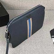 PRADA男士手包 專柜新款式 官網(wǎng)同步 2VF056 深藍灰藍彩帶鱷魚皮 意大利高等原單十字紋牛皮質(zhì)感極好 內(nèi)里進口專用布配納帕牛皮 原廠進口槍色字嘜 白鋼五金配件 彩帶鱷魚皮更顯高等