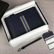 PRADA限量版男士手包 專柜新款式 官網(wǎng)同步 2NG005 深藍(lán)灰藍(lán)彩帶鱷魚皮 意大利高等原單十字紋牛皮質(zhì)感極好 內(nèi)里進(jìn)口羊皮 原單Lampo拉鏈 原單 彩帶鱷魚皮更顯高等 長(zhǎng)28cm高18cm