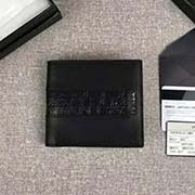 PRADA男士短款錢夾 專柜新款式 官網(wǎng)同步 2M0513 黑色彩帶鱷魚皮 意大利高等原單十字紋牛皮質(zhì)感極好 彩帶鱷魚皮更顯高等 長(zhǎng)11cm高9cm