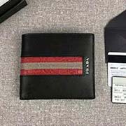 PRADA男士短款錢夾 專柜新款式 官網(wǎng)同步 2M0513 黑紅灰彩帶鱷魚皮 意大利高等原單十字紋牛皮質(zhì)感極好 彩帶鱷魚皮更顯高等 長11cm高9cm