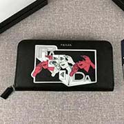 2018新漫畫印象系列PRADA男士單拉鏈錢包 專柜新款式 官網同步 2ML317 黑色漫畫印象 意大利高等原單十字紋牛皮質感極好 融入漫畫元素的設計