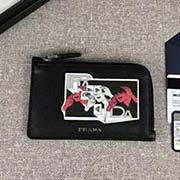 2018新漫畫印象系列PRADA男士卡片夾 專柜新款式 官網(wǎng)同步 2MC021 黑色漫畫印象 意大利高等原單十字紋牛皮質(zhì)感極好 融入漫畫元素的設(shè)計(jì) 長(zhǎng)13cm高8cm