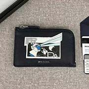 2018新漫畫印象系列PRADA男士卡片夾 專柜新款式 官網(wǎng)同步 2MC021 深藍(lán)漫畫印象 意大利高等原單十字紋牛皮質(zhì)感極好 融入漫畫元素的設(shè)計(jì) 長(zhǎng)13cm高8cm