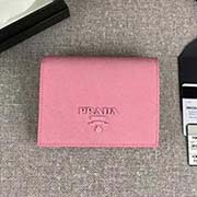 PRADA爆款女士短夾 專柜新同色標(biāo)志 官網(wǎng)同步 1MV204 櫻花粉同色標(biāo)志 意大利高等原單十字紋牛皮質(zhì)感極好 長11.2cm高8.5cm