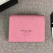 PRADA爆款女士短夾 專柜新同色標志 官網(wǎng)同步 1MV204 櫻花粉同色標志 意大利高等原單十字紋牛皮質(zhì)感極好 長11.2cm高8.5cm
