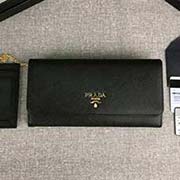 PRADA經(jīng)典爆款女士翻蓋錢夾 配鏈條和兩個(gè)信用卡插袋的可拆卸證章夾 官網(wǎng)同步 1MH132 黑色散字嘜 意大利高等原單十字紋牛皮質(zhì)感極好 進(jìn)口鍍金金屬五金配件 長18.7cm高9.5cm