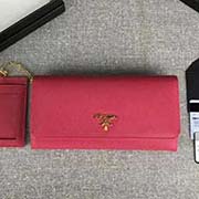 PRADA經(jīng)典爆款女士翻蓋錢夾 配鏈條和兩個(gè)信用卡插袋的可拆卸證章夾 官網(wǎng)同步 1MH132 玫紅散字嘜 意大利高等原單十字紋牛皮質(zhì)感極好 進(jìn)口鍍金金屬五金配件 長18.7cm高9.5cm