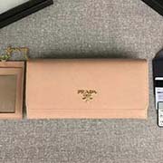 PRADA經(jīng)典爆款女士翻蓋錢夾 配鏈條和兩個(gè)信用卡插袋的可拆卸證章夾 官網(wǎng)同步 1MH132 裸粉散字嘜 意大利高等原單十字紋牛皮質(zhì)感極好 進(jìn)口鍍金金屬五金配件 長18.7cm高9.5cm