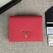 PRADA經(jīng)典爆款女士短夾 1MV204 玫紅散字嘜 意大利高等原單十字紋牛皮質(zhì)感極好 進(jìn)口鍍金金屬五金配件 長11.2cm高8.5cm
