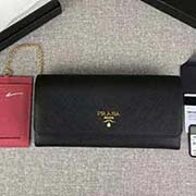 PRADA新款女士翻蓋錢夾 彩色皮革襯里 配鏈條和兩個信用卡插袋的可拆卸證章夾 官網同步 1MH132 黑色玫紅散字嘜 意大利高等原單十字紋牛皮質感極好 進口鍍金金屬五金配件 長18.7cm高9.5c