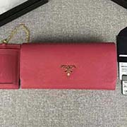 PRADA新款女士翻蓋錢夾 彩色皮革襯里 配鏈條和兩個信用卡插袋的可拆卸證章夾 官網同步 1MH132 玫紅櫻花粉散字嘜 意大利高等原單十字紋牛皮質感極好 進口鍍金金屬五金配件 長18.7cm高9.5